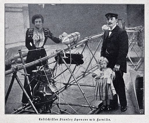 Foto von Luftschiffer Stnley Spencer mit Familie der Zeitschrift Die Woche Nr. 40 vom 4. Oktober 1902.512px Stanley Spencer Aeronaut