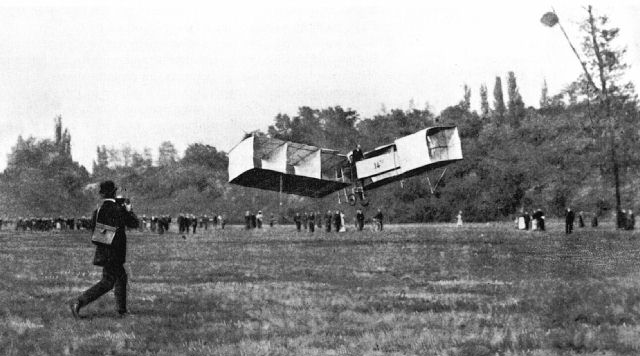 Santos Dumont WikipediaCommons photo Voo do 14 bis. Santos Dumonts flight over Bagatelle in its 14 Bis